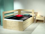 HANNY II. postel 120×200 cm, zásuvkový modul, noční stolek – masivní smrk, lak přírodní.